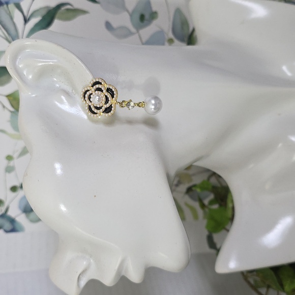 Gold and Pearl Necklace Reversible Flowers and Camellia Flower with Earrings Set - Picture 13 of 13